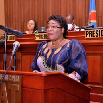 La Sénatrice Nerfetiti NGUNDIANZA salue la sagesse du Président provisoire du Sénat Pascal KIDUELO.