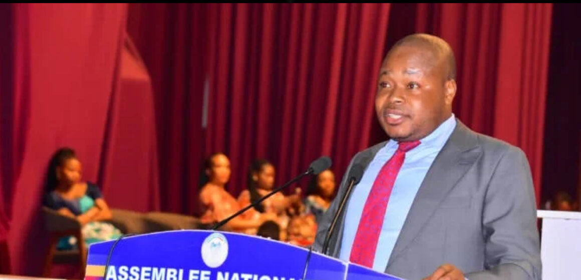 Hon Emmanuel Bakabi apaise les enseignants des Bas uele après sa bousculade contre le Dinacop