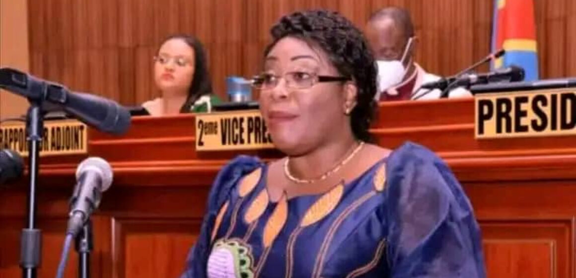 RDC: Au nom de l’équité du genre, la sénatrice Néfertiti Ngudianza Kisula occupe le poste de rapporteur du Sénat.