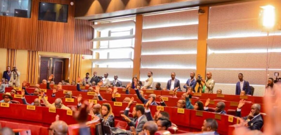 ASSEMBLEE NATIONALE : LA PLÉNIÈRE PROROGE POUR LA QUATRE-VINGT-QUATRIÈME FOIS L’ÉTAT DE SIÈGE AU NORD-KIVU ET EN ITURI