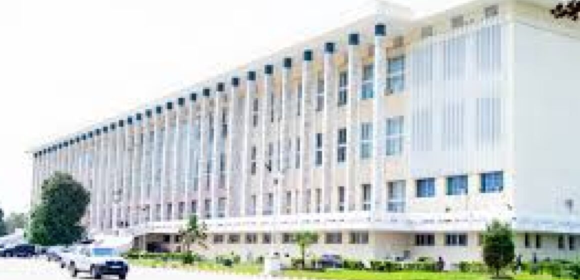 Escroquerie au Palais du Peuple de Kinshasa : Un Motard Victime d’un Faux Administratif