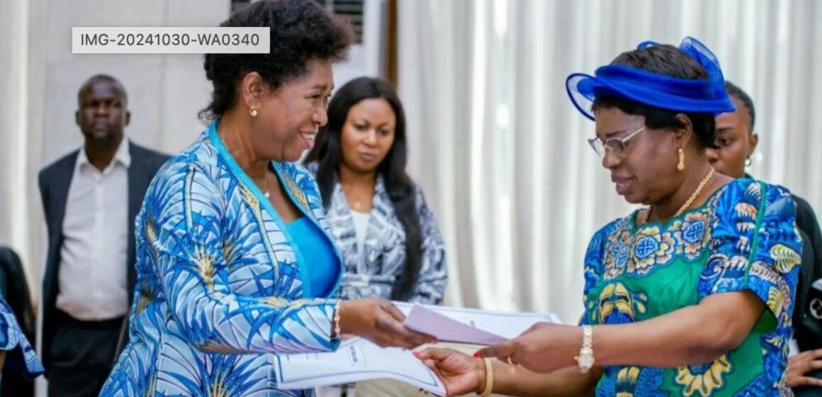 ASSEMBLEE NATIONALE : REMISE ET REPRISE AU COMITÉ DES SAGES, CLOTILDE KAPINGA MULUMBA PREND LE MARTEAU DE COMMANDEMENT