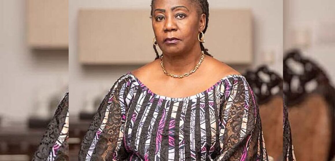 RDC: Chose promise, chose dûe.La Princesse Dominique Munongo a remis l’enveloppe pour la lutte contre le cancer du sein et du cole de l’utérus à la coordonnatrice de la fondation.