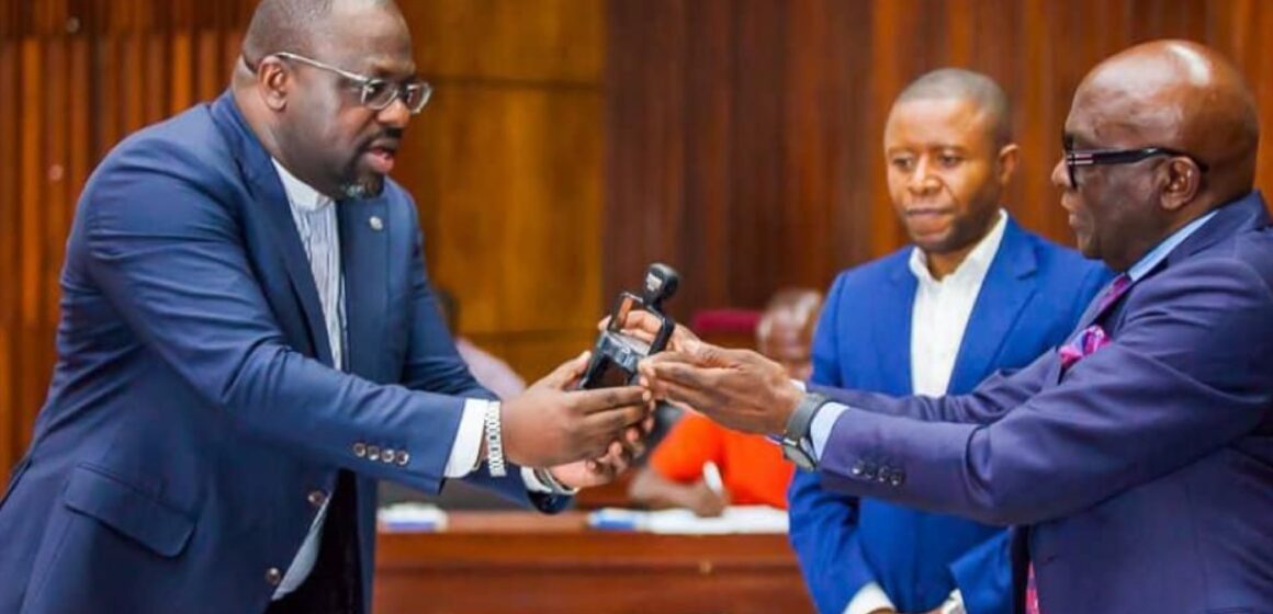 ASSEMBLÉE NATIONALE : REMISE ET REPRISE À LA COMMISSION DÉFENSE ET SÉCURITÉ, BERTIN MUBONZI PASSE LE MARTEAU DE COMMANDEMENT À RUBENS MIKINDO