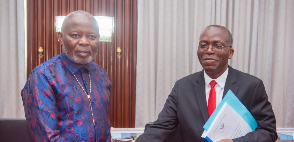 ASSEMBLÉE NATIONALE : LA COMMISSION AD HOC SUR L’INSALUBRITÉ, LES CONSTRUCTIONS ANARCHIQUES ET LES EMBOUTEILLAGES DANS LA VILLE DE KINSHASA PRÉSENTE SON RAPPORT