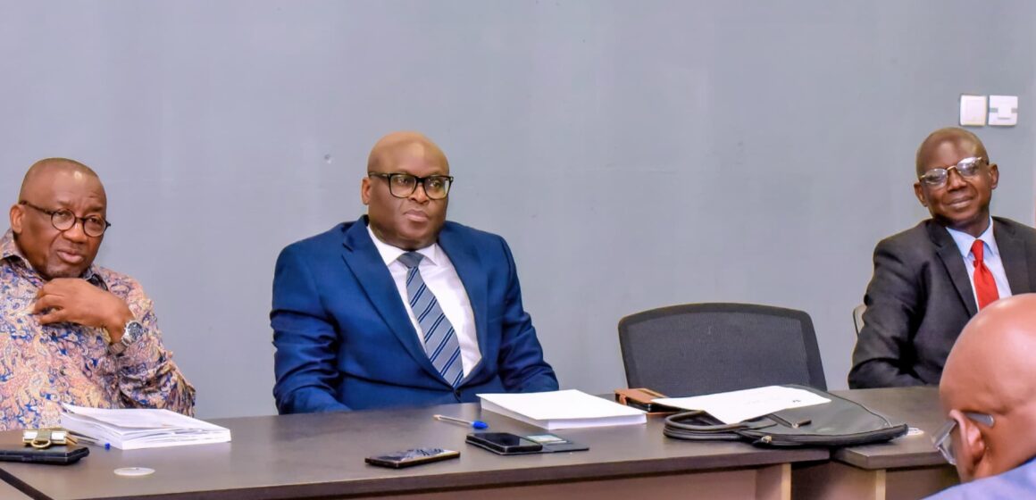UNIKIN : DEVANT LE JURY PRÉSIDÉ PAR LE PROFESSEUR JACQUES DJOLI, L’ASSISTANT GUY BLAISE KITIKI KIWAKA RÉUSSIT LA DÉFENSE DE SON MÉMOIRE AVEC LA MENTION GRANDE DISTINCTION