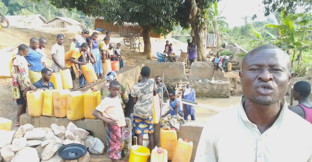Gbado-Lite : « Réhabilitation de la source d’eau Kpolanga », l’honorable Achille Kwangbo Guda Kiss au coeur de la population !