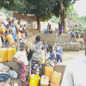 Gbado-Lite : « Réhabilitation de la source d’eau Kpolanga », l’honorable Achille Kwangbo Guda Kiss au coeur de la population !