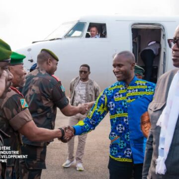 vendredi 14 février 2025, Bunia, capitale de la province de l’Ituri, a accueilli deux figures clés du gouvernement congolais : le Ministre de l’Industrie et du Développement des PME, Louis Watum Kabamba, et le Vice-Ministre de la Défense, Samuel Adubango.