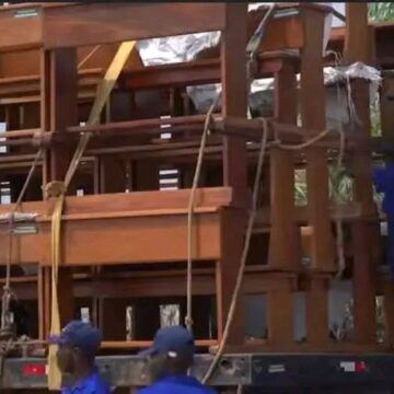 Mbujimayi : “Le Service National offre des bancs-pupitres fabriqués par les ex-Kulunas à l&rsquo;Université de Mbujimayi” Chapeau bas au Lieutenant-Général Jean-Pierre Kasongo Kabwik !