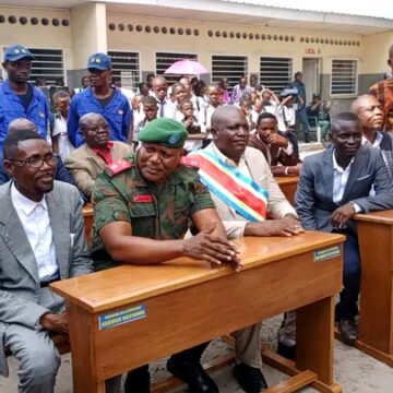 Kinshasa : « le Service National remet 600 bancs-pupitres aux trois Instituts de Ngiri-Ngiri » Chapeau bas au lieutenant-général Jean-Pierre Kasongo Kabwik !