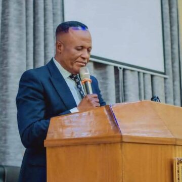 Urgent : Le gouverneur têtu et présumé détourneur du camion benne et tracteur du Nord-Ubangi rappelé à Kinshasa par le VPM de l’intérieur !