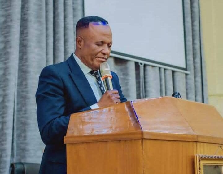 Urgent : Le gouverneur têtu et présumé détourneur du camion benne et tracteur du Nord-Ubangi rappelé à Kinshasa par le VPM de l’intérieur !