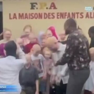 Mombele / Limité : Visite de Compassion et de solidarité de l’Hon. Van Walessa à l’orphelinat des enfants albinos !
