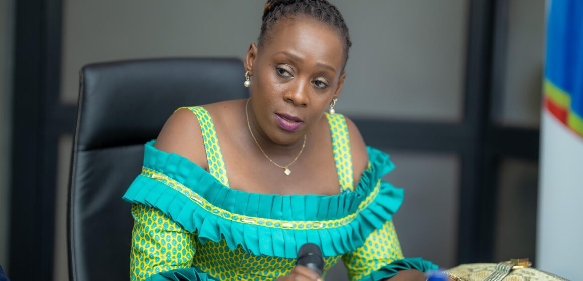 Le Suspendu, Godefroid Kizaba cible le ministre le plus pacifique de Fatshi Louis Watum mais aussi les artistes !