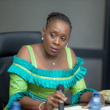 Le Suspendu, Godefroid Kizaba cible le ministre le plus pacifique de Fatshi Louis Watum mais aussi les artistes !