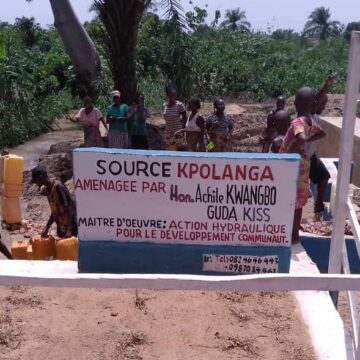 Nord-Ubangi : réhabilitée par l’élu de la ville de Gbado-Lite Achille Kwangbo Guda Kiss, la source d’eau « Kpolanga » remise officiellement aux consommateurs !