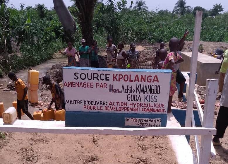 Nord-Ubangi : réhabilitée par l’élu de la ville de Gbado-Lite Achille Kwangbo Guda Kiss, la source d’eau « Kpolanga » remise officiellement aux consommateurs !