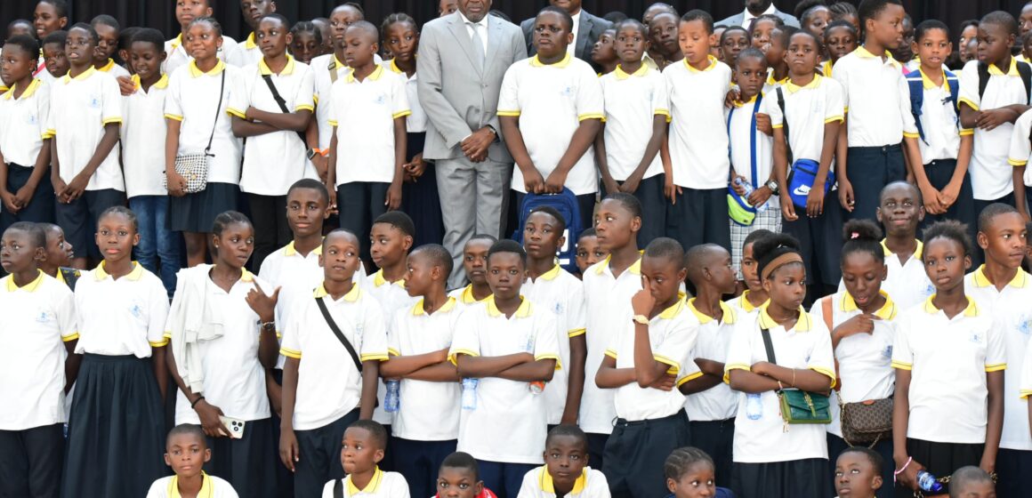 LES ÉLÈVES DU COMPLEXE SCOLAIRE SAINT FRANÇOIS DE SALES DE KINTAMBO ONT VISITÉ LE SIEGE DE L’ASSEMBLÉE NATIONALE !