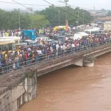 Insolite : à Kinshasa, des milliers de personnes immobilisées passent nuit sur le pont N&rsquo;djili !