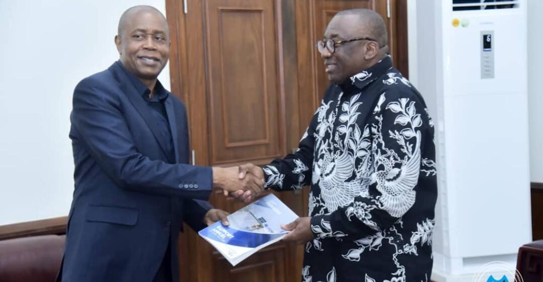 IMG-20250430-WA0058(1) ASSEMBLÉE NATIONALE : LE RAPPORTEUR JACQUES DJOLI A RÉCEPTIONNÉ ADMINISTRATIVEMENT LE RAPPORT ANNUEL DES ACTIVITÉS DE LA CENI ENTRE LES MAINS DE DÉNIS KADIMA !