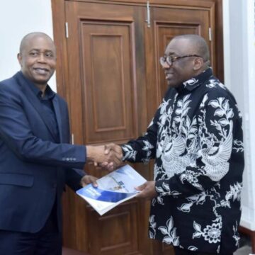 IMG-20250430-WA0058(1) ASSEMBLÉE NATIONALE : LE RAPPORTEUR JACQUES DJOLI A RÉCEPTIONNÉ ADMINISTRATIVEMENT LE RAPPORT ANNUEL DES ACTIVITÉS DE LA CENI ENTRE LES MAINS DE DÉNIS KADIMA !