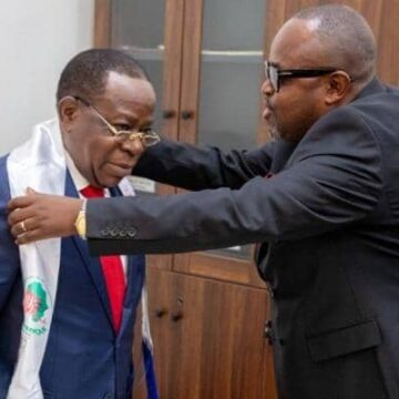 IMG-20250507-WA0082 RDC : Le Professeur Modeste Bahati Lukwebo, une icône récompensée !