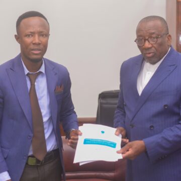 IMG-20250511-WA0020(1) ASSEMBLÉE NATIONALE : JACQUES DJOLI A ÉCHANGÉ AVEC LA DÉLÉGATION DE LA « SOCOJ » SUR LA REDYNAMISATION DU CONTRÔLE PARLEMENTAIRE !