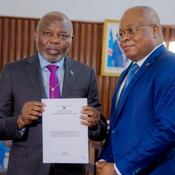 IMG-20250522-WA0144 Ass. Nat : Le bureau de la commission spéciale, par son président, Prof Paul Gaspard Ngondankoyi a remis le Rapport de l’enquête effectuée sur les propositions de recrutement, de promotion et de mise à la retraite des magistrats de la Cour des comptes !