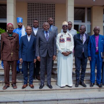 ASSEMBLÉE NATIONALE : LA PLATEFORME DES CONFESSIONS RELIGIEUSES PRÉSENTE AU PRÉSIDENT VITAL KAMERHE  » L’INITIATIVE INTERCONFESSIONNELLE POUR LA PAIX ET LA RÉCONCILIATION »