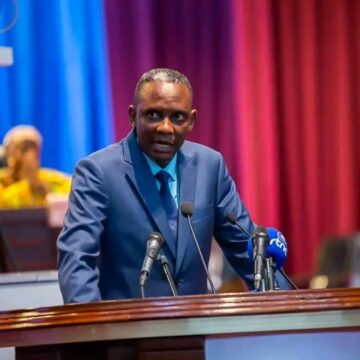 Kalemie : « La Montée des eaux du Lac Tanganyika, une menace permanente de la ville » Un projet d’ériger la digue est souhaité. Prévenait l’honorable John Banza !