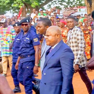 IMG-20250622-WA0012 Nord-Ubangi : Depuis son élection étant Gouverneur, le porteur du message « Rupture et Innovation dans la Gestion » est arrivé à Gbado-Lite samedi et appelle les filles et fils à l’Unité !