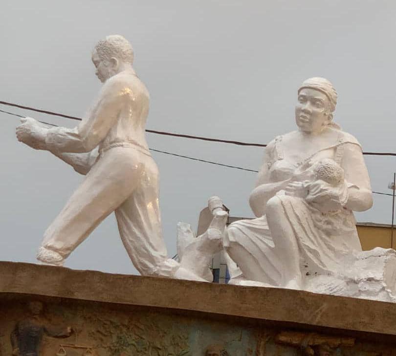 Nord-Kivu : À Butembo, par la couleur blanche, l’Artiste Sauveur Mulwana Maneno charge le Monument historique d’un nouveau sens, celui de communiquer la paix !