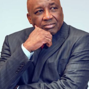 Le professeur Jacques Djoli a présenté, ce samedi 03 août 2024, au centre CEPAS, à Kinshasa, l’ouvrage du professeur Pascal Mukonde Musulay intitulé : »DIVERSITÉ DES DROITS DANS LA QUÊTE DE LA SÉCURITÉ HUMAINE ».