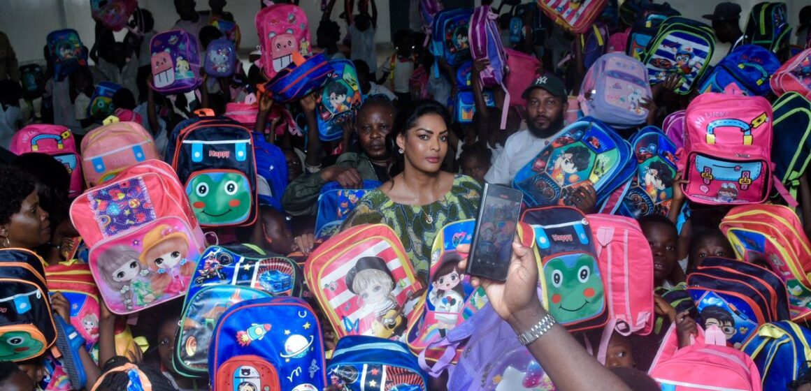 6ᵉ ÉDITION DE LA CAMPAGNE « KIT SCOLAIRE POUR TOUS » : LA FONDATION LA COLOMBE DE MADAME HAMIDA CHATUR KAMERHE AU CHEVET DES ENFANTS DE KIKWIT ET MASIMANIMBA