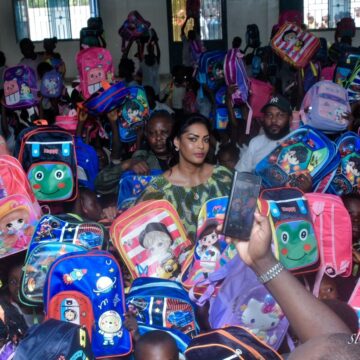 6ᵉ ÉDITION DE LA CAMPAGNE « KIT SCOLAIRE POUR TOUS » : LA FONDATION LA COLOMBE DE MADAME HAMIDA CHATUR KAMERHE AU CHEVET DES ENFANTS DE KIKWIT ET MASIMANIMBA