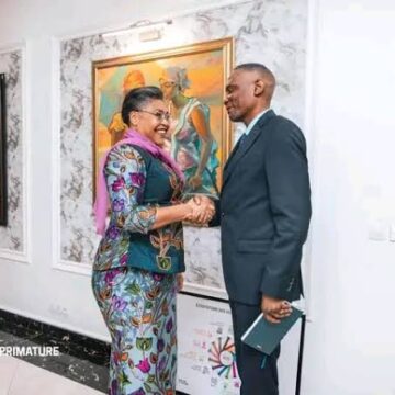 RDC : La Première Ministre Judith Suminwa a donné une feuille de route à John Banza, le Ministre des ITPR pour parachever les infrastructures en cours d’exécutions !