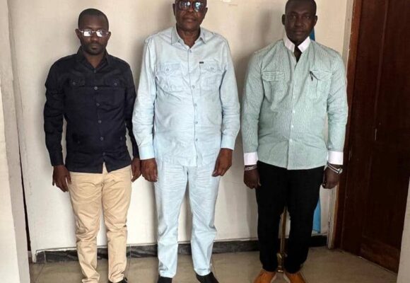 Kinshasa : Tête-à-tête entre l’Hon. Président de l’Assemblée Provinciale du Nord Ubangi AKG et Max Nzinga Président du CPJ au bureau de représentation