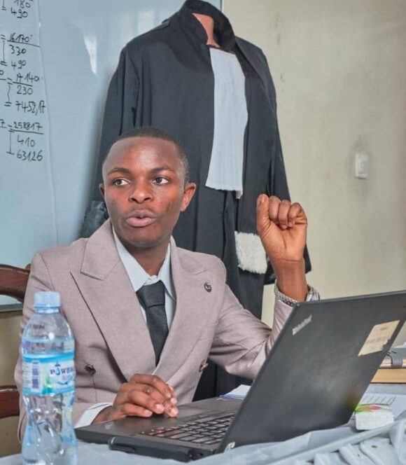 Soutenance remarquable : Kambale Bangaghe Reagan alerte sur les dangers numériques pour les mineurs
