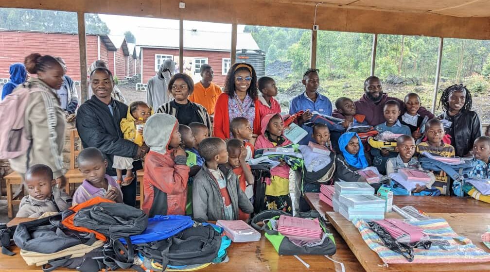 Nord Kivu : Distribution de kits scolaires complets à des écoliers du camp Lumumba par Tuinuke Pamoja !