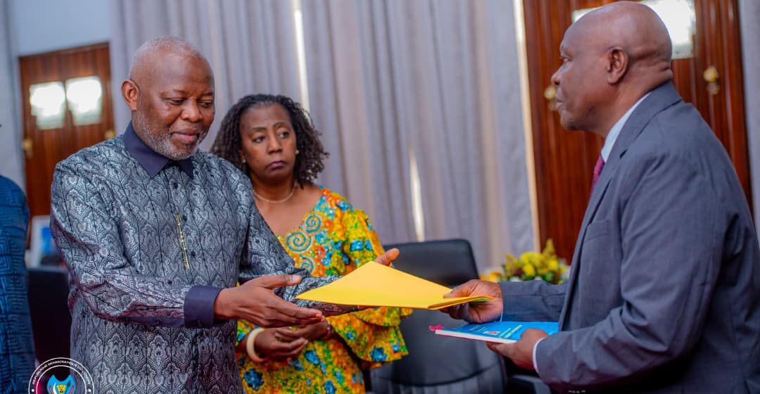 ASSEMBLÉE NATIONALE : LE PRÉSIDENT VITAL KAMERHE RÉCEPTIONNE OFFICIELLEMENT LA PÉTITION INITIÉE CONTRE CINQ MEMBRES DU BUREAU