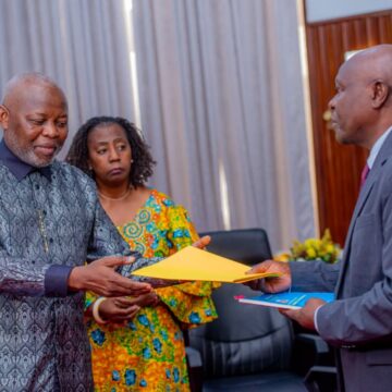 ASSEMBLÉE NATIONALE : LE PRÉSIDENT VITAL KAMERHE RÉCEPTIONNE OFFICIELLEMENT LA PÉTITION INITIÉE CONTRE CINQ MEMBRES DU BUREAU