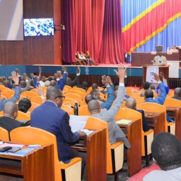 Ass Nat : Les élus adoptent l&rsquo;avant projet du calendrier de la session de septembre 2025 et la prorogation de l&rsquo;État de siège dans les Nord et Sud-Kivu