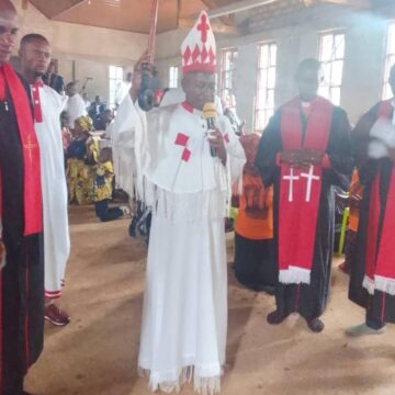 Gbado-Lite/AUCSET : À l&rsquo;occasion du 11e anniversaire de la colonne de feu sur lui, Apôtre Ernest Mandefu lance un message d&rsquo;affliction à ceux qui le traite d&rsquo;un magicien