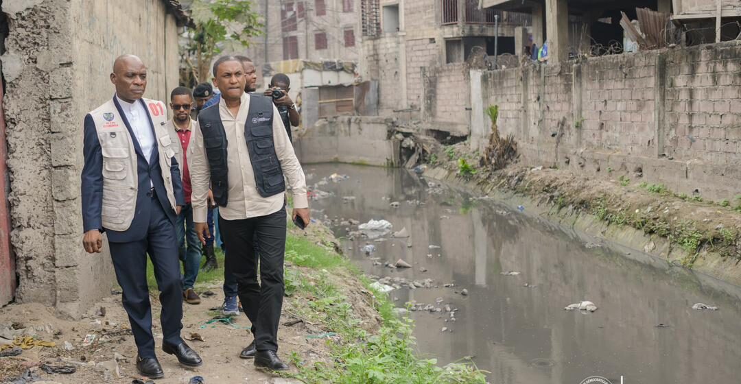 Infrastructures : John Banza Lunda dépêche une mission d’urgence pour inspecter les constructions érigées sur les caniveaux