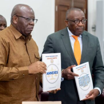 Ass Nat : Le rapporteur Jacques Djoli  réceptionne le rapport 2024 de la cour des comptes