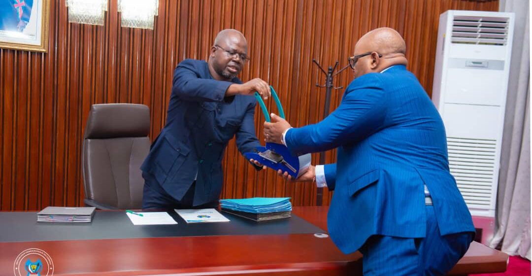 IMG-20251115-WA0295 Assemblée Nationale : Remise et reprise entre le Président a.i Isaac Jean-Claude Tshilumbayi et le nouveau président élu, Aimé Boji Sangara