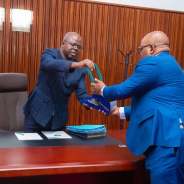 Assemblée Nationale : Remise et reprise entre le Président a.i Isaac Jean-Claude Tshilumbayi et le nouveau président élu, Aimé Boji Sangara