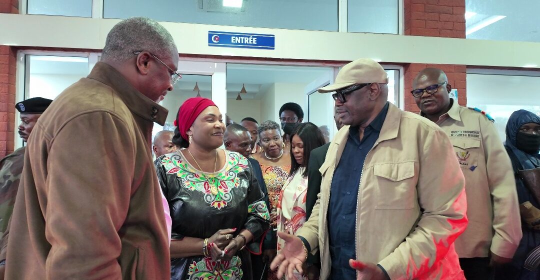 IMG-20251118-WA0061 Kolwezi : Après un accident aérien, le Ministre des Mines Louis Watum Kabamba poursuit sa mission auprès des victimes du drame de Mulonda