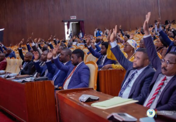 Ass Nat : Les élus déclarent recevable les trois propositions des lois portant nouveau code de la route, création et organisation de la profession d&rsquo;huissier de justice et décret portant code pénal Congolais tel que modifié et complété à ce jour